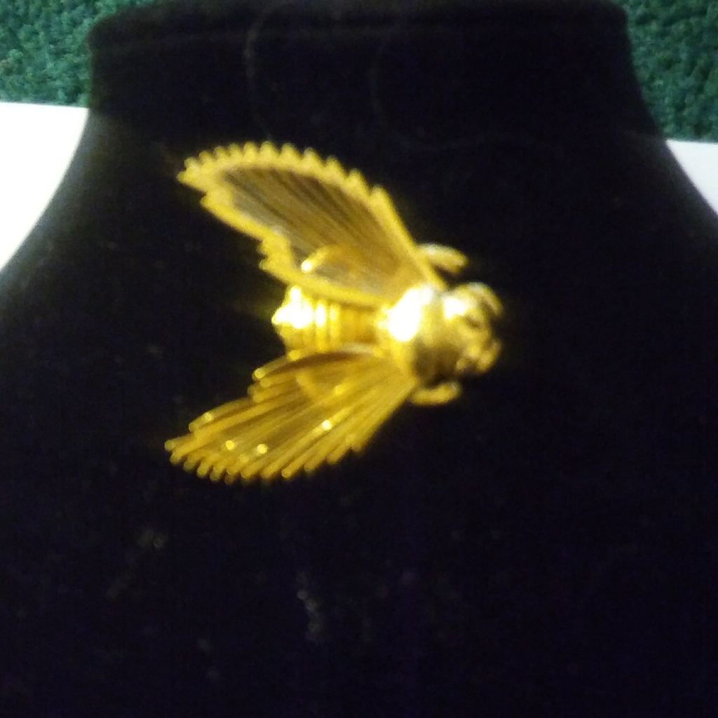 Gold Tone Bumbee Pin.